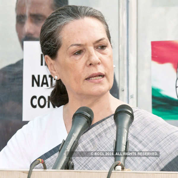 Sonia to Gadkari: Cong won't support land bill