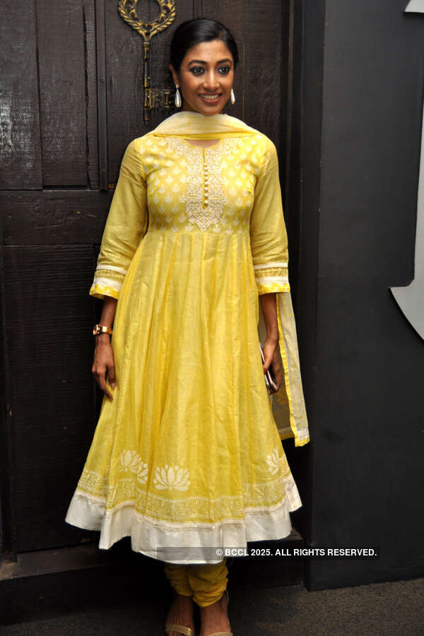 Ajana Batas: Premiere