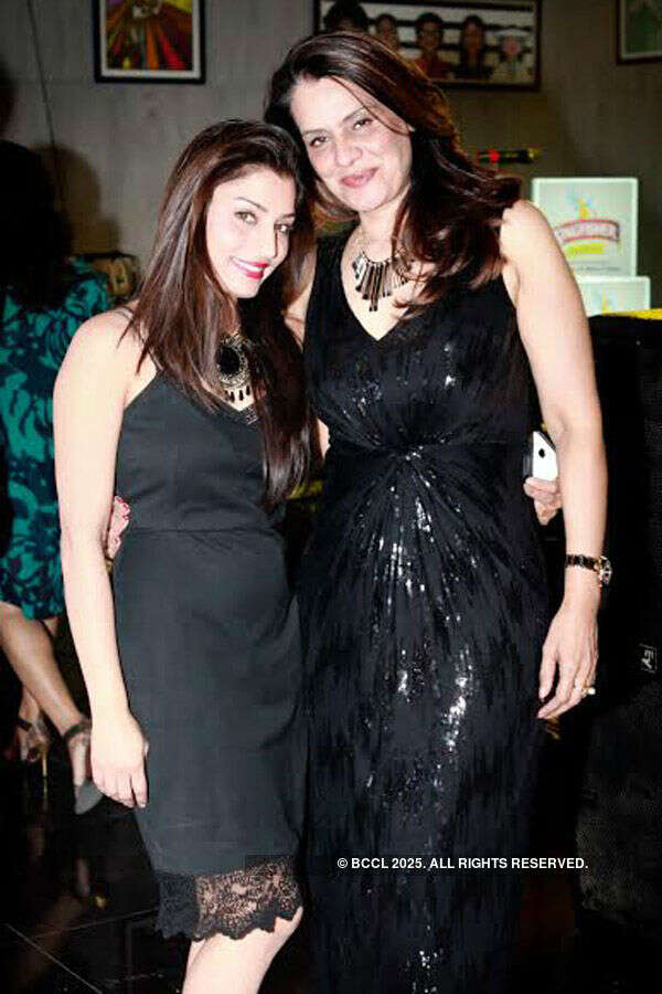 One Nite Stand performs @ The Studio Bar