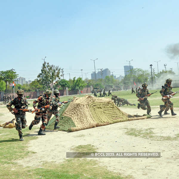 Noida students enjoy Army stunts