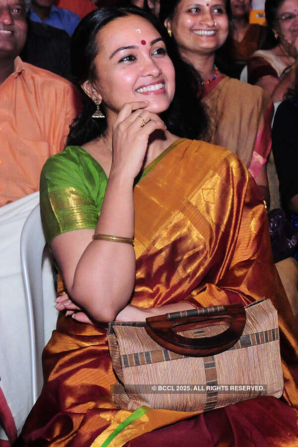 Celebs perform for a social cause