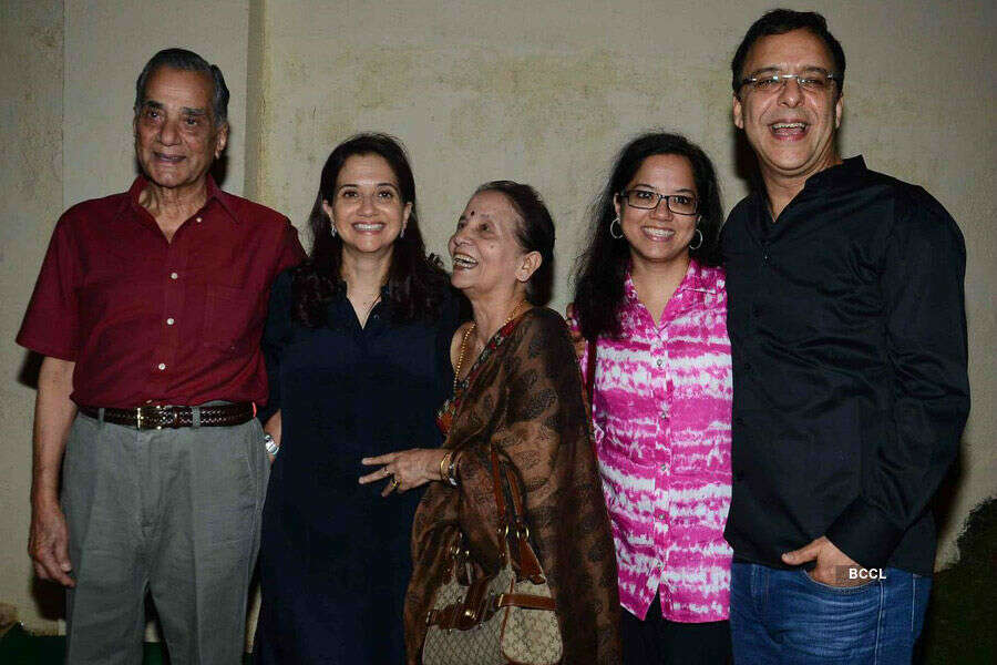 Anupama Chopra and her husband Vidhu Vinod Chopra pose with guests ...