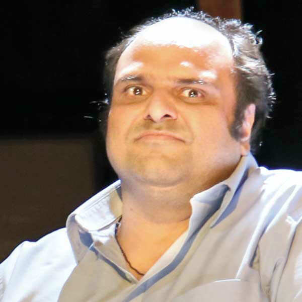 Ek ka dus: Actor wows Gurgaon with  10-man act