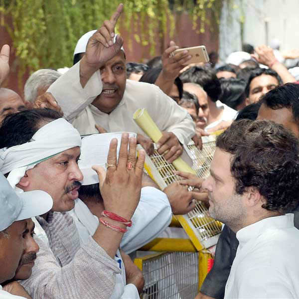 Rahul meets farmers ahead of today's big rally