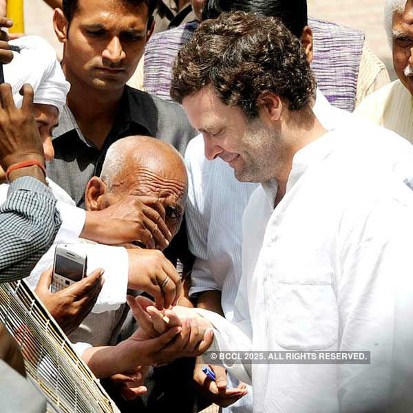 Rahul meets farmers ahead of today's big rally
