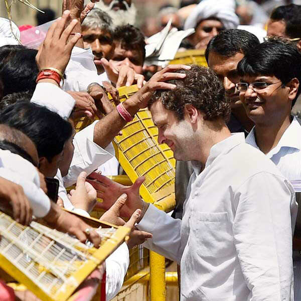 Rahul meets farmers ahead of today's big rally