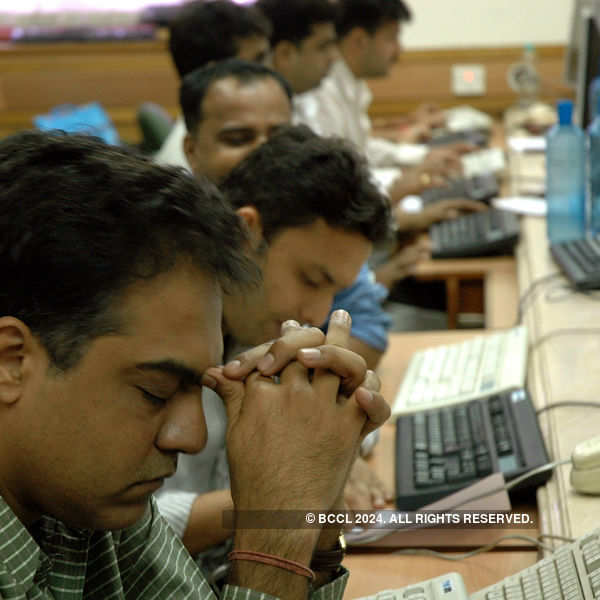 Sensex closes 556 pts down on foreign outflows