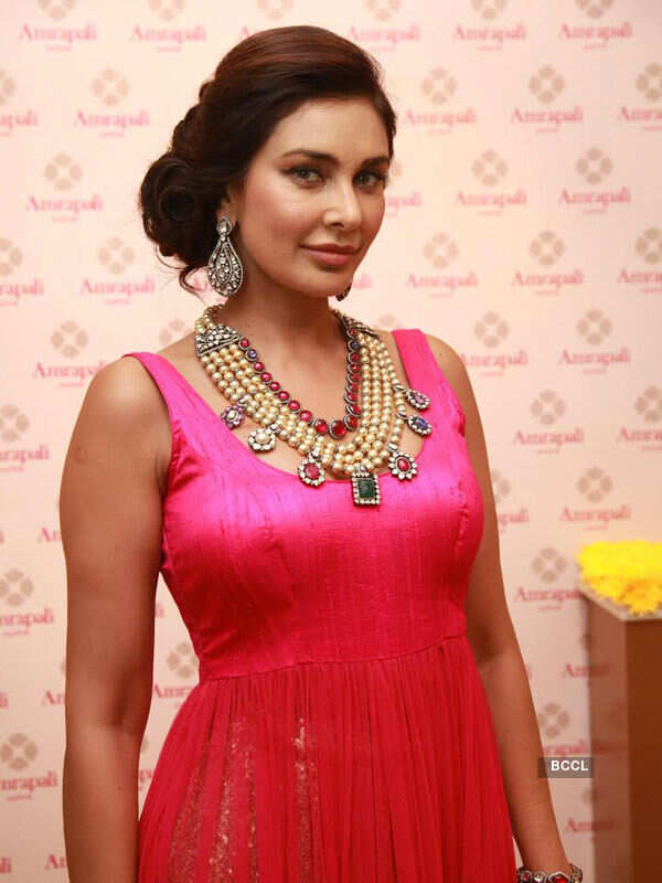 Lisa Ray @ Amrapali Jewels&rsquo; store