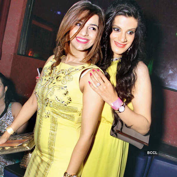 Evelyn, Mimoh at a party