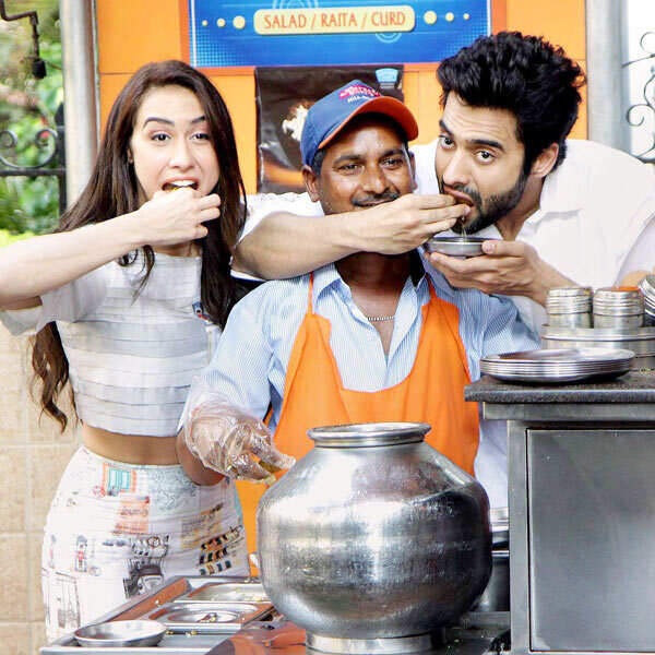 Lauren Gottlieb and Jackky Bhagnani enjoy a panipuri Photogallery - Times of India