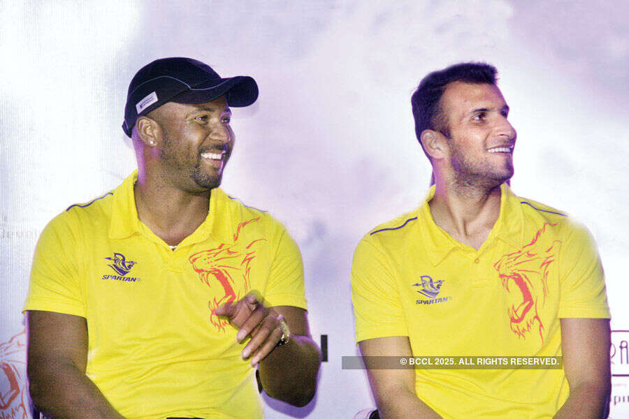 Dwayne Smith (L) and Ishwar Pandey during an event,  Photogallery - Times of India