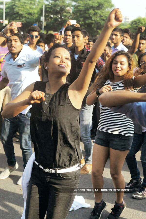 articipants perform moves during the Raahgiri Day celebrations Photogallery - Times of India