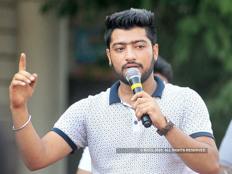 Emcee Raghav Kapoor during the Raahgiri Day celebrations Photogallery - Times of India