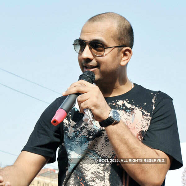 Emcee Madhukar during the Raahgiri Day celebrations Photogallery - Times of India