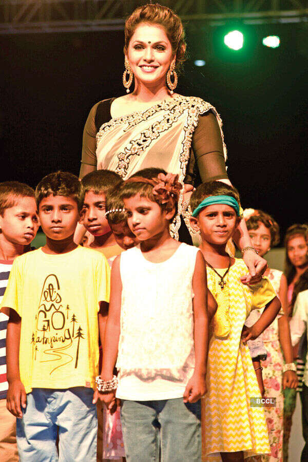 Actress Isha Koppikar poses Photogallery - Times of India