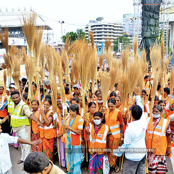GHMC workers during the Telangana Shobha Yatra