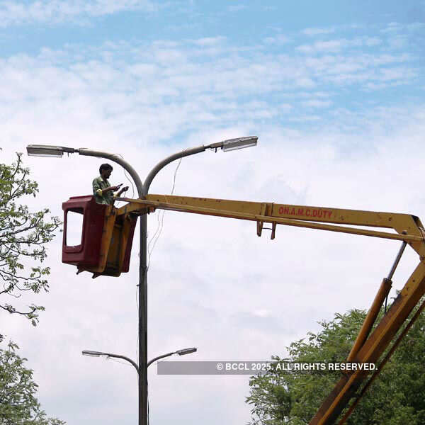 AMC worker repairs city's streets lights