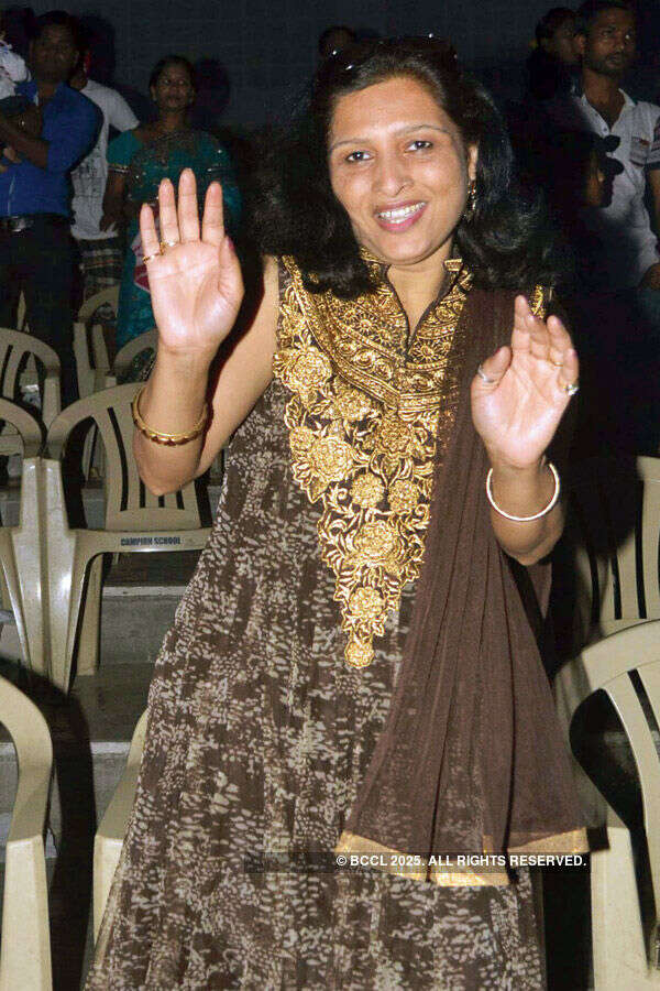 A participant shakes a leg