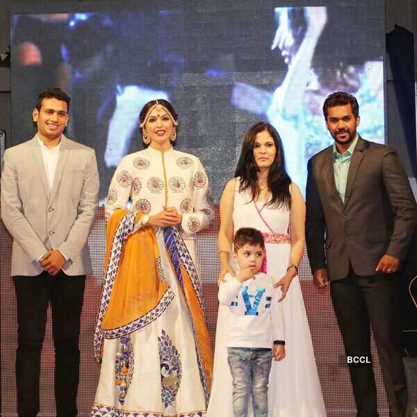 Isha Koppikar pose for a photo