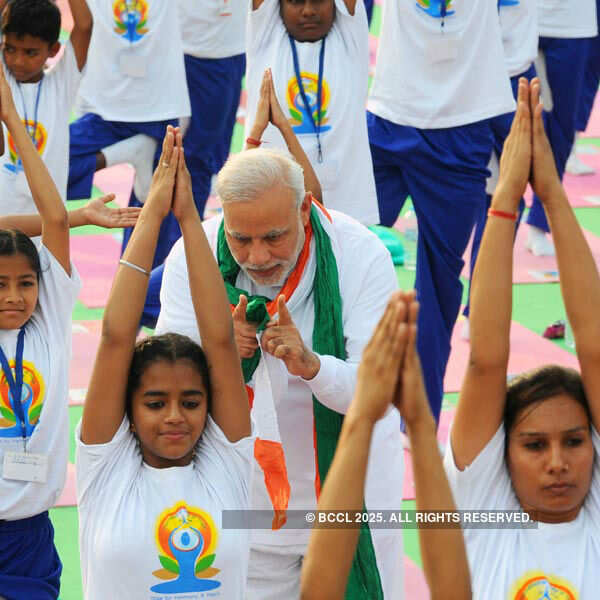 Narendra Modi gives instructions as Indian yoga practitioners