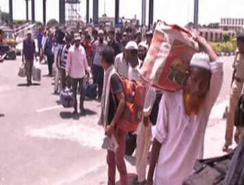 Pakistani Prisoners Released From India Handed Over To Their Country