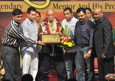 Sachin, Kambli felicitate Guru