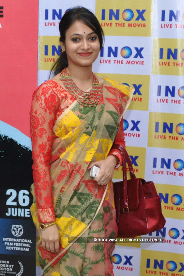 Asha Jaoar Majhe: Premiere