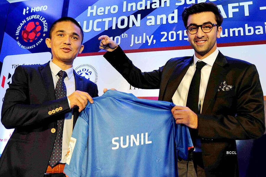 Sunil Chhetri poses with Ranbir Kapoor