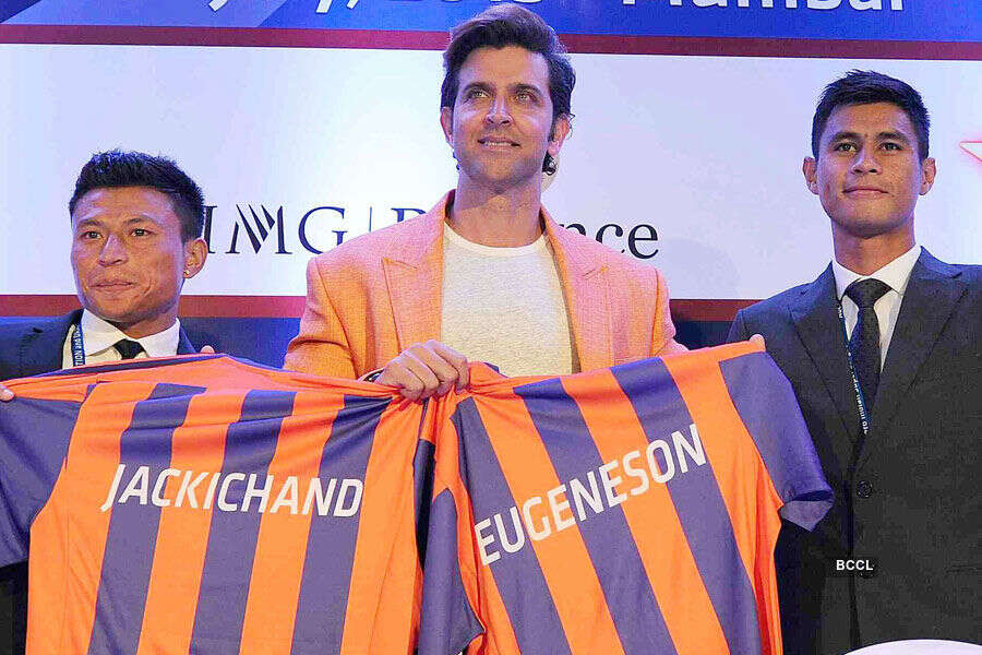 Jackichand Singh and Eugeneson Lyngdoh pose with Hrithik Roshan,