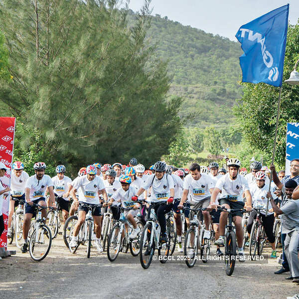 Flagging off the race