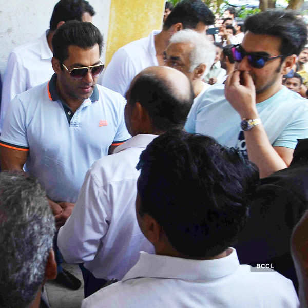 Salman attends NM Gunjalkar's funeral