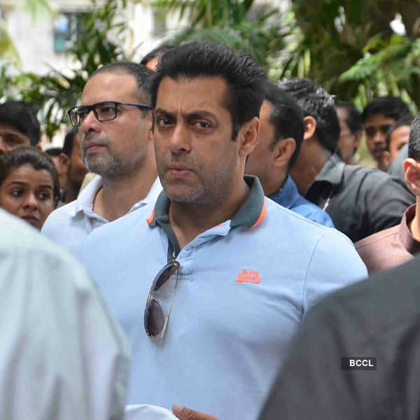 Salman attends NM Gunjalkar's funeral