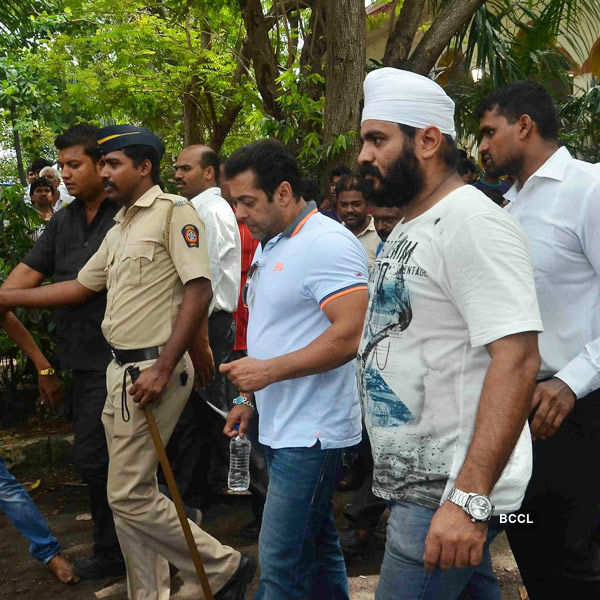 Salman attends NM Gunjalkar's funeral