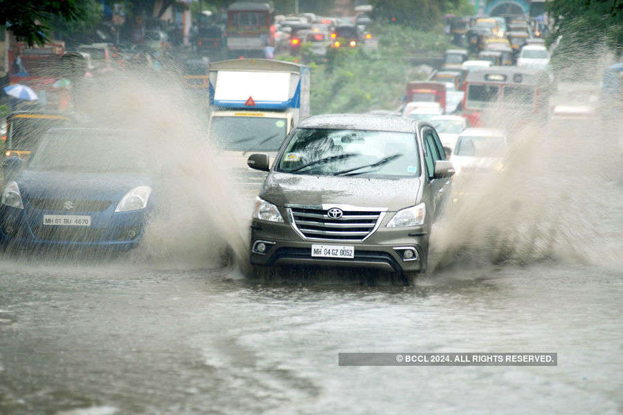 Heavy rain lashes Mumbai