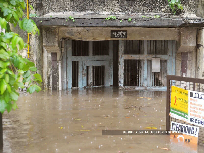 Heavy rain lashes Mumbai