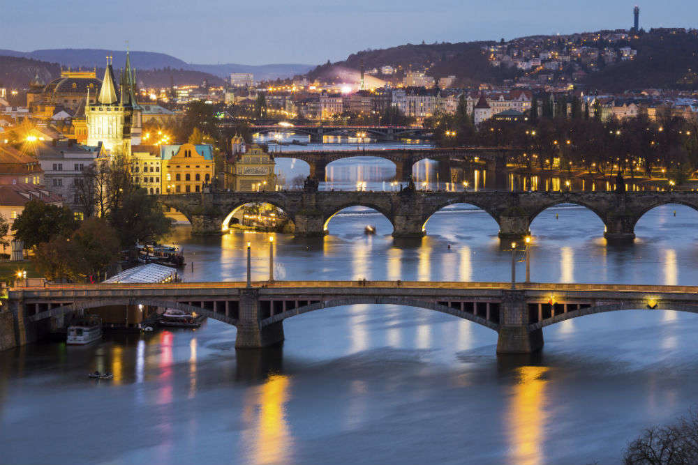 Прага время. Будапешт в сумерках. Улицы Будапешта в сумерках. Prague: a City and its River.