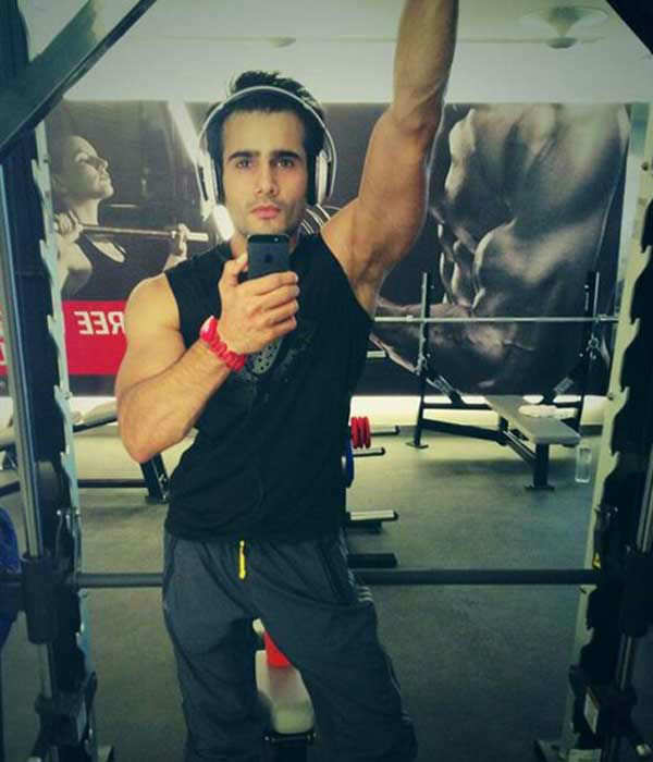 TV actor Karan Tacker poses for gym selfie