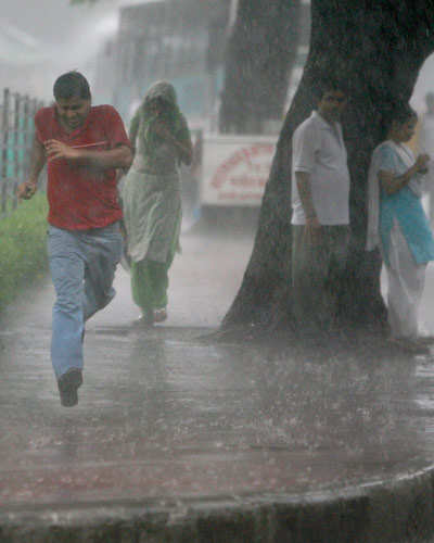 Heavy rain lashes Delhi