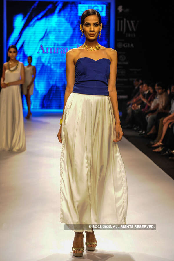 Sony Kaur showcases a creation by IIGJ Mumbai