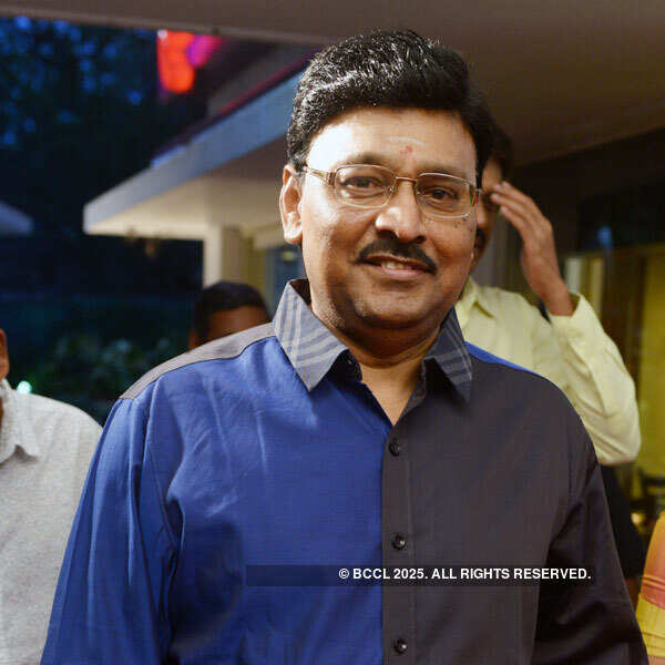 Bhagyaraj during the staging of a play, Nadikavelin Raajapattai