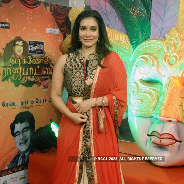 Lissy during the staging of a play, Nadikavelin Raajapattai