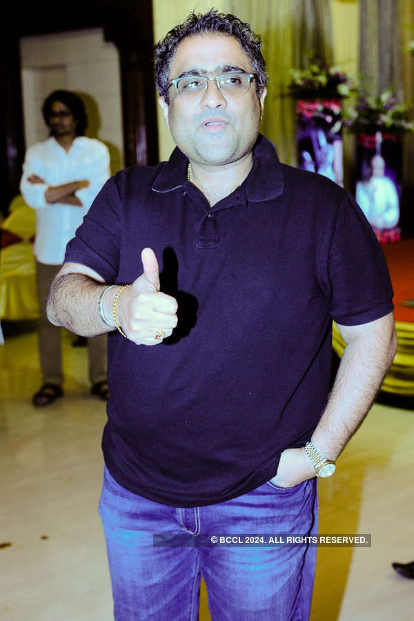 A Guest During Suresh Wadkar’s 60th Birthday Party