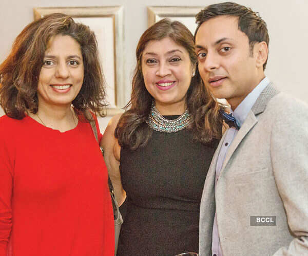 Bonny Hazuria (L) with others