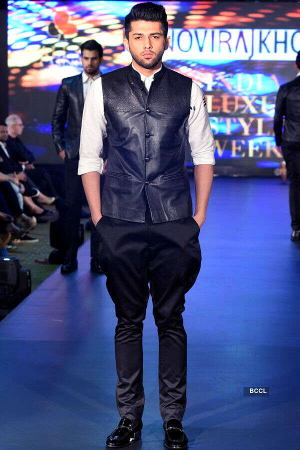 A model walks the ramp for Manoviraj
