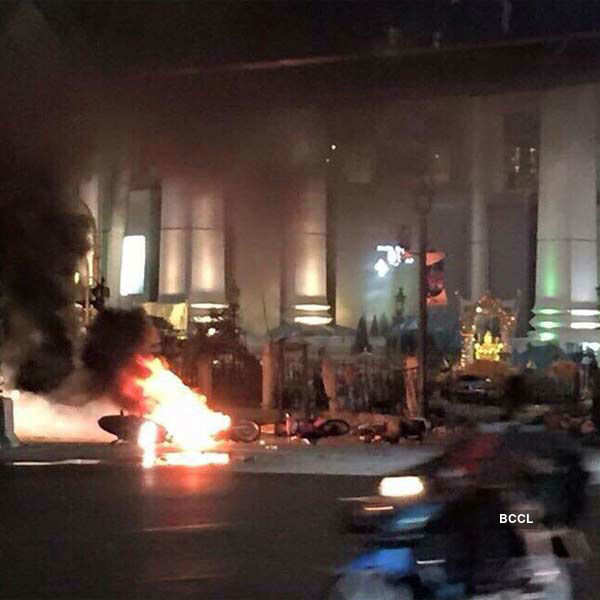 Bomb blast rocks central Bangkok