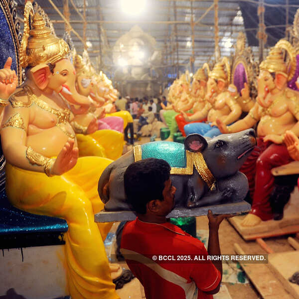 Artists make the Ganesha idols