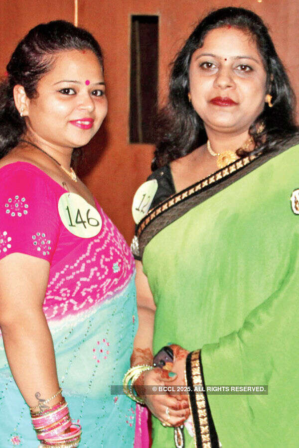 Mansi (L) and Shweta