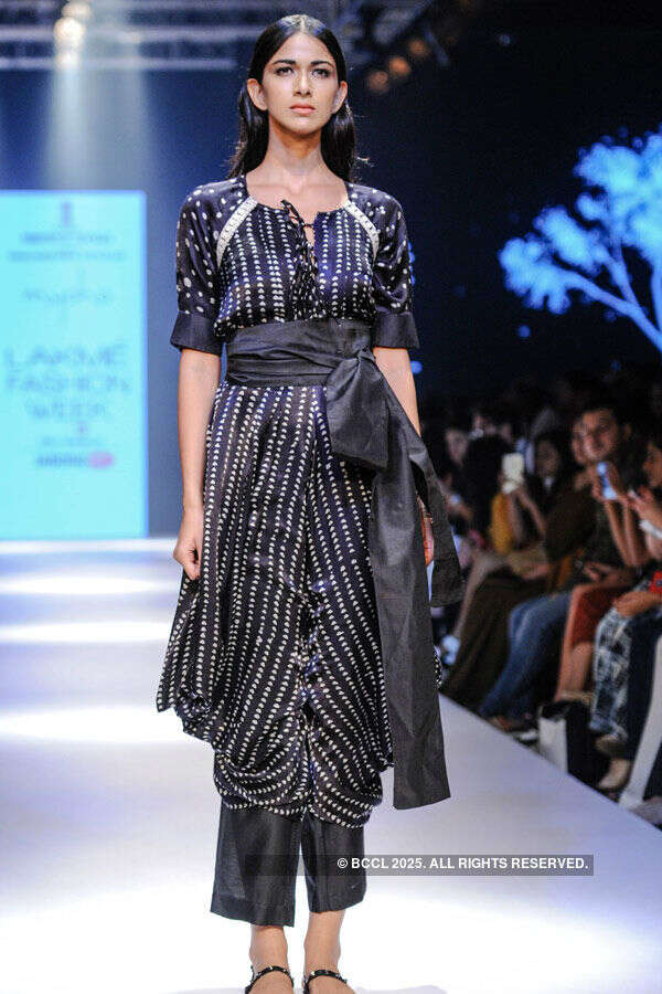 A model walks the ramp for Myoho