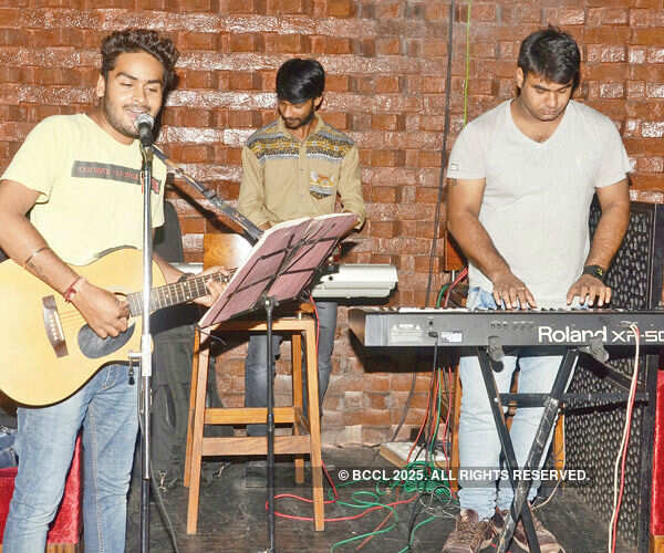 Jaaltheband performs