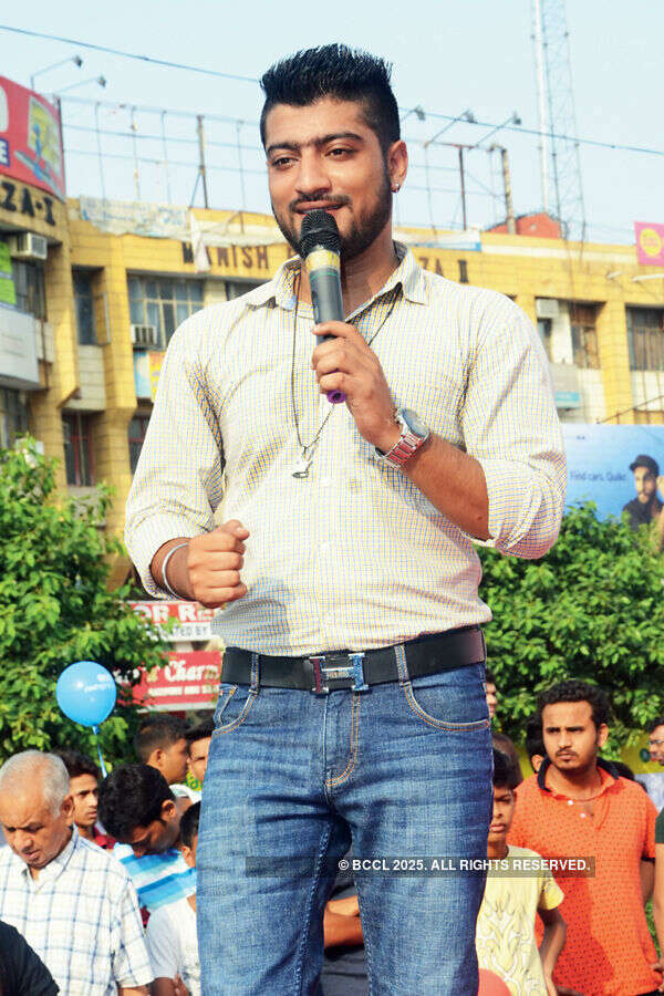 Emcee Raghav Kapoor during Raahgiri Day celebrations